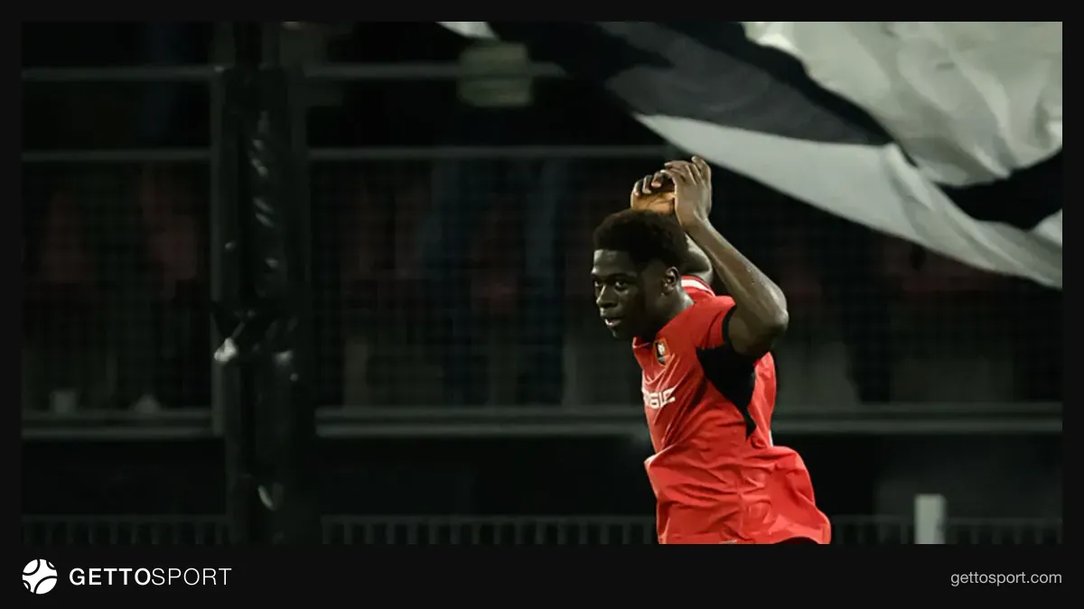 Stade Rennais formasıyla Mahamadou Nagida top sürüyor