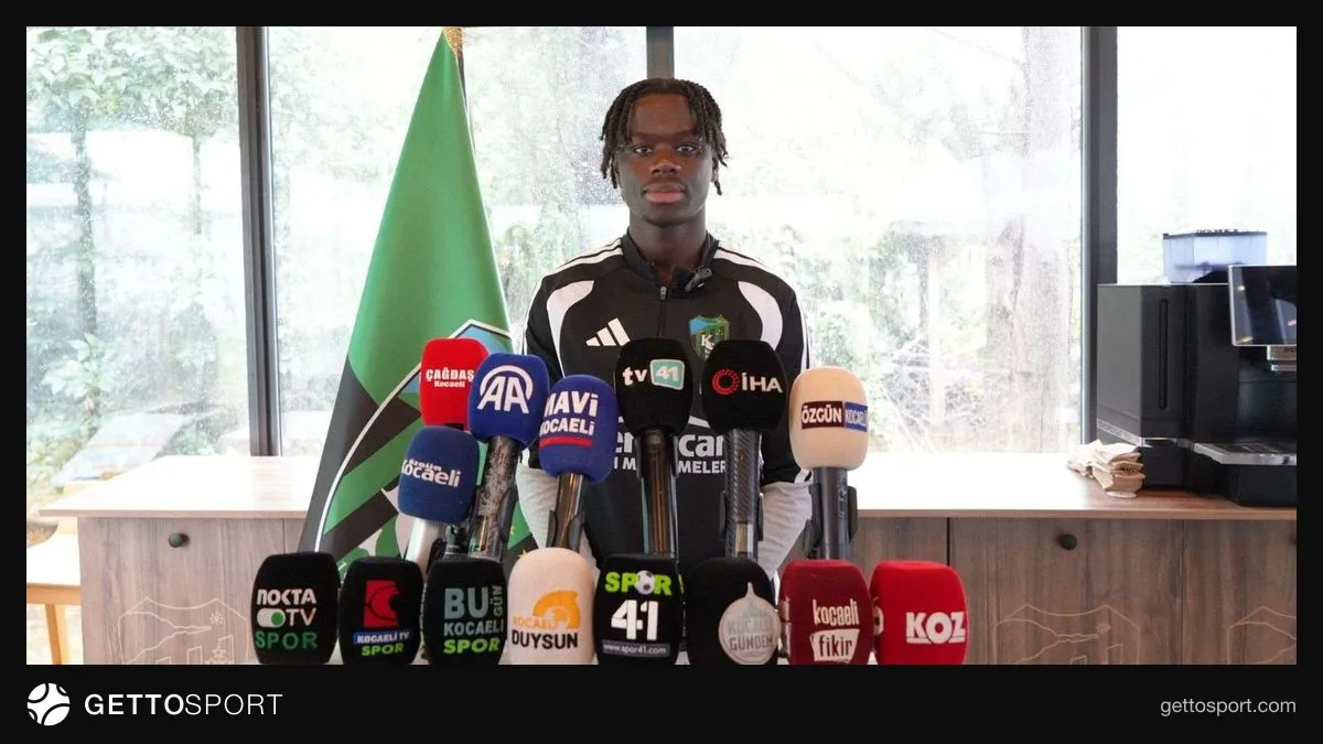 Kocaelispor formasıyla Mahamadou Susoho basın toplantısında konuşuyor