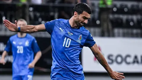Mahir Emreli millinin formasında meydanda oynayarkən