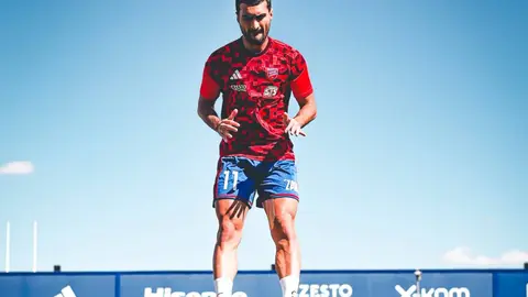 Mahir Emreli Rakuv forması ilə oyunda