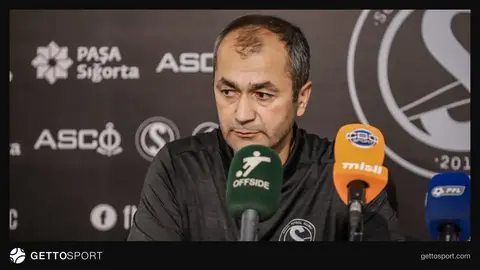 Mahmud Qurbanov danışır, arxa planda Neftçi Arena