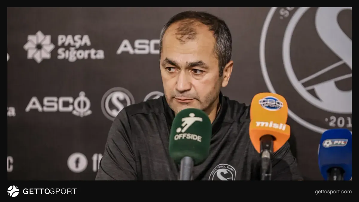 Mahmud Qurbanov danışır, arxa planda Neftçi Arena