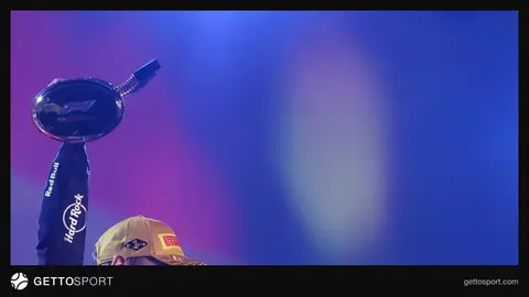 Maks Ferstappen Sinqapur Qran-prisində podiumda qalibiyyəti qeyd edir