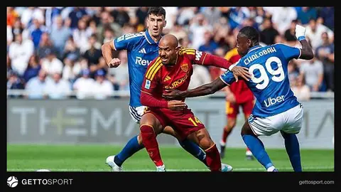 Doniyell Malen Roma forması ilə mükafat alarkən