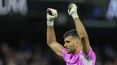 Xeronimo Rulli məşqdə qapıçı jerseyində
