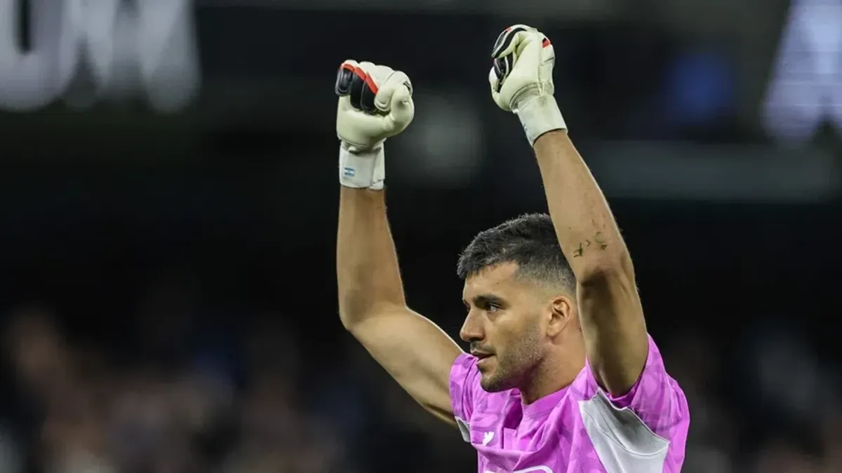 Xeronimo Rulli məşqdə qapıçı jerseyində