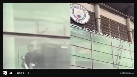 Etihad stadionunda vitrinlərdən kubokları çıxaran əməkdaşlar