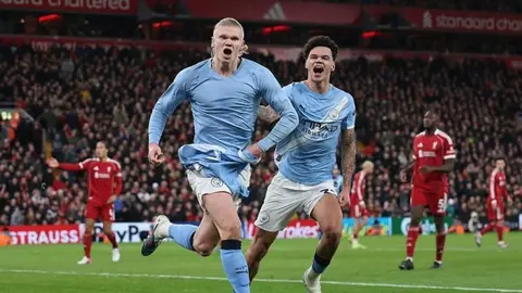 Mançester Siti futbolçuları Liverpul stadionunda qeyd edirlər