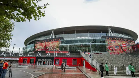 Enfild stadionunda Mançester Siti və Liverpul loqoları ilə dolu tribunalar