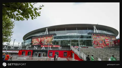 Enfild stadionunda Mançester Siti və Liverpul loqoları ilə dolu tribunalar