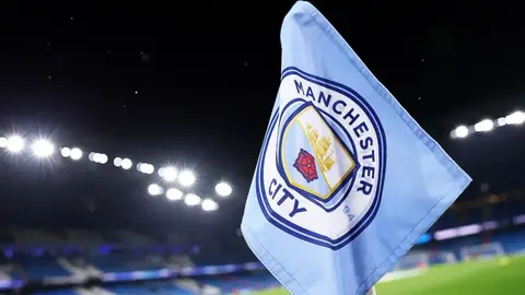 Mançester Siti klub binası və ya stadionun önündə loqo