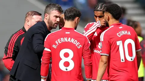Old Trafford stadionunda Mançester Yunayted futbolçuları oyunda