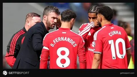 Old Trafford stadionunda Mançester Yunayted futbolçuları oyunda