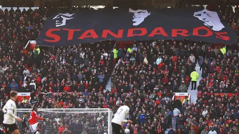 Old Trafford stadionunda təzyiq və etiraz edən Mançester Yunayted azarkeşləri