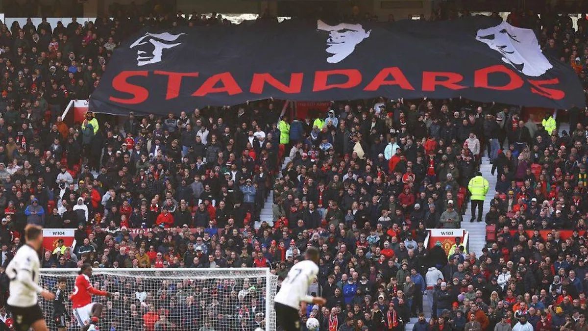 Old Trafford stadionunda təzyiq və etiraz edən Mançester Yunayted azarkeşləri