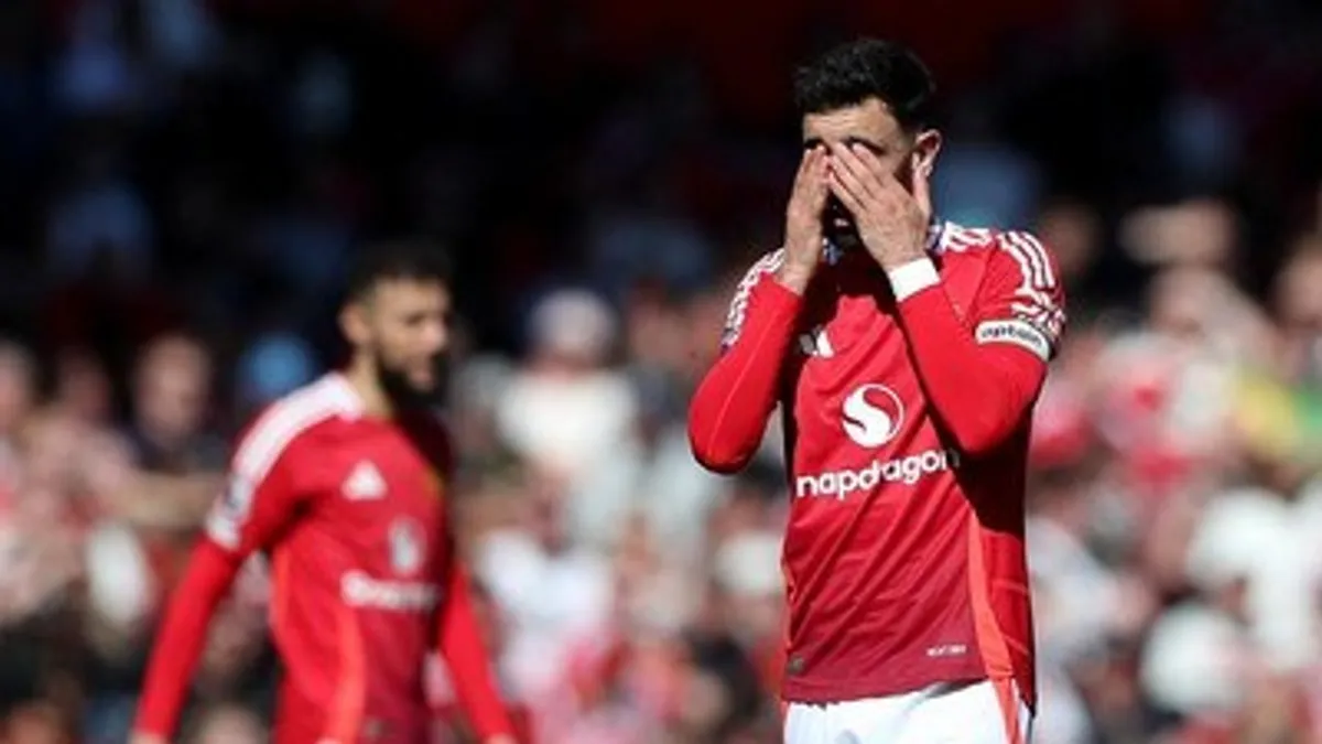 Mançester Yunayted oyunçuları və Maykl Kerrik stadionda