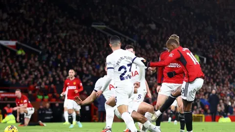 Stadionda maç öncəsi futbol komandaları və azarkeşlər