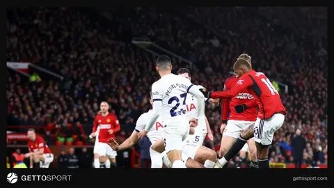 Stadionda maç öncəsi futbol komandaları və azarkeşlər