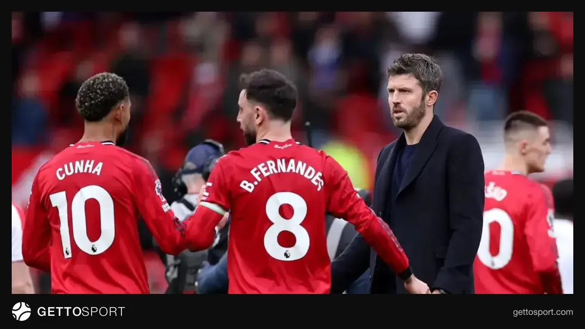 Mançester Yunayted oyunçuları məşq zamanı Old Trafford stadionu fonunda