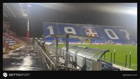 Como stadionunda yağış altında futbol meydançası və işıq dirəkləri