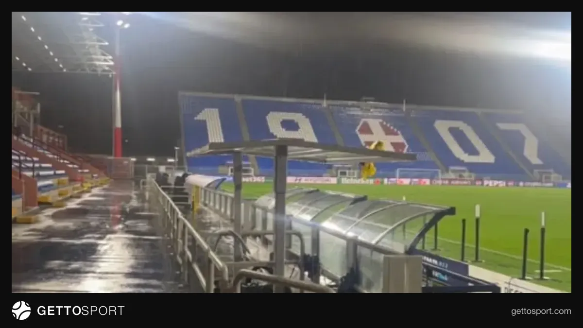 Como stadionunda yağış altında futbol meydançası və işıq dirəkləri