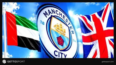Manchester City stadyumu dış cephesi ve kulüp bayrağı