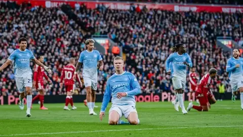 Manchester City oyuncuları gol sevincini tribünlerde kutluyor