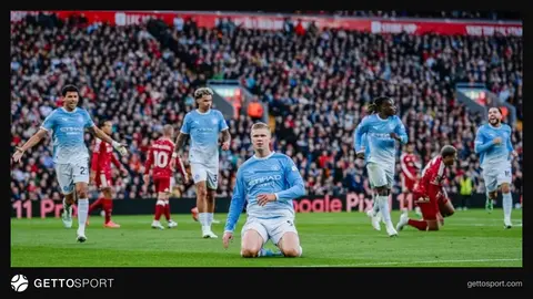 Manchester City oyuncuları gol sevincini tribünlerde kutluyor