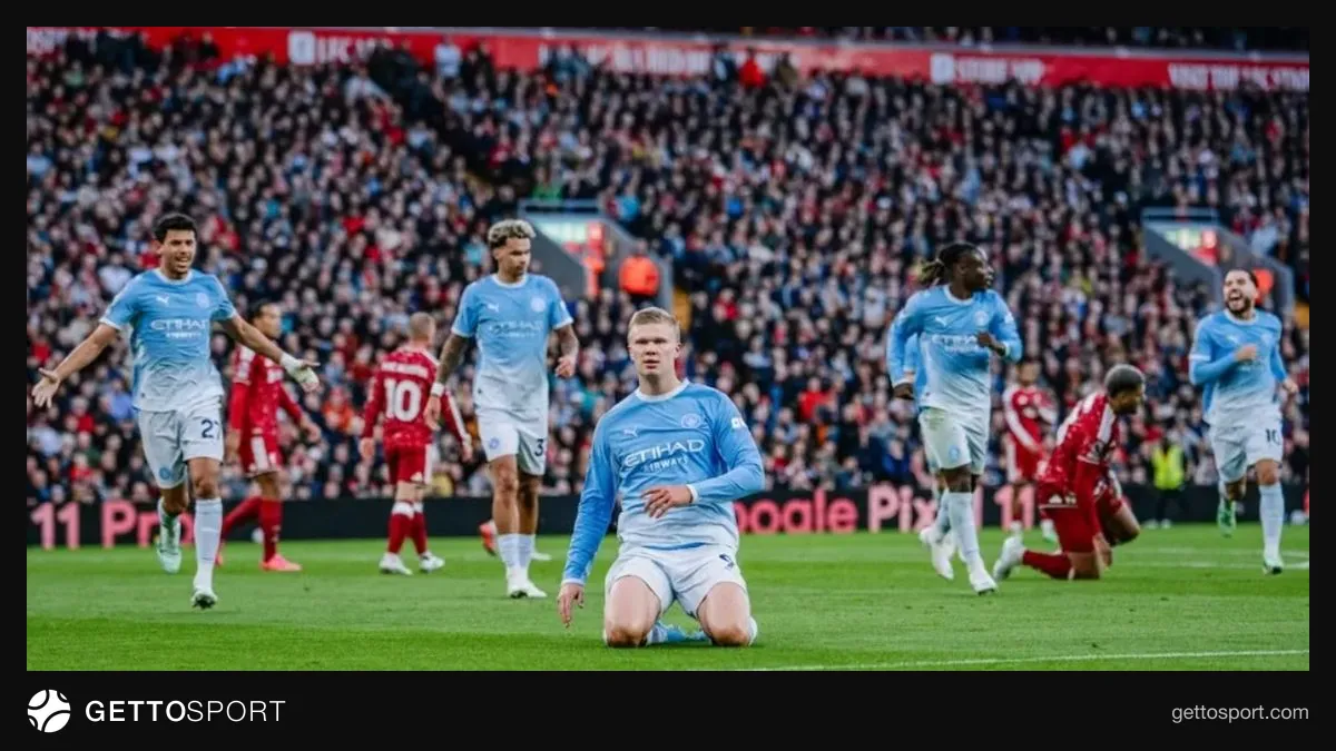 Manchester City oyuncuları gol sevincini tribünlerde kutluyor