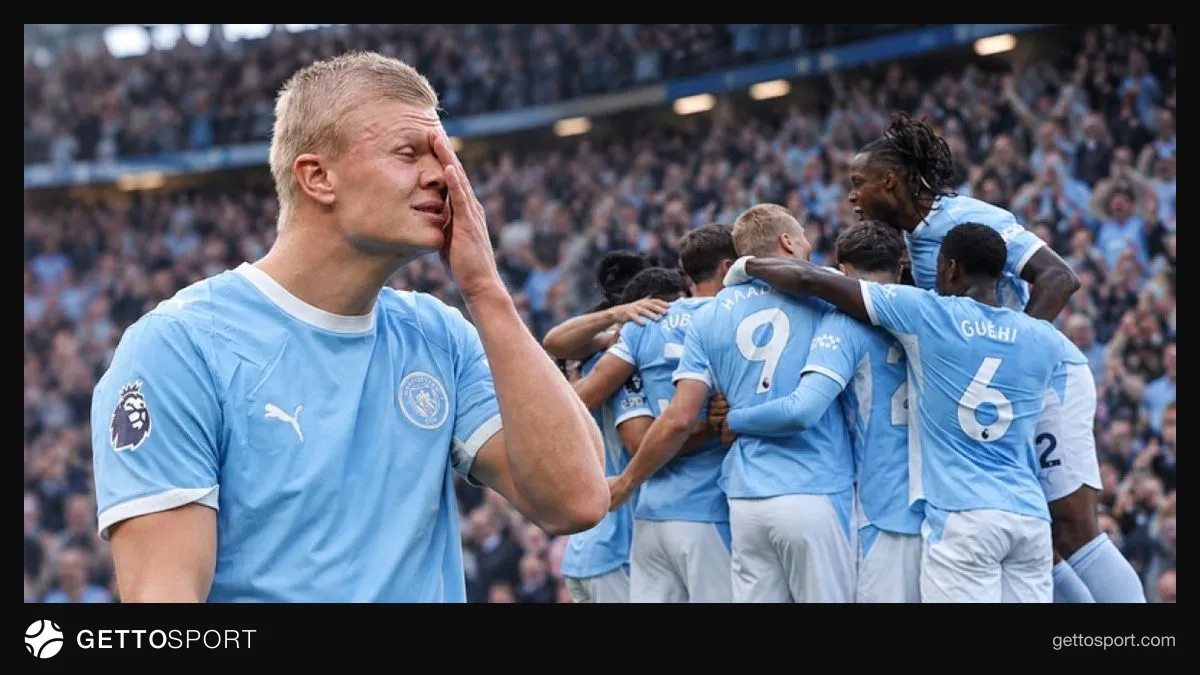 Manchester City forması giyen bir grup futbolcu ve kulüp binası