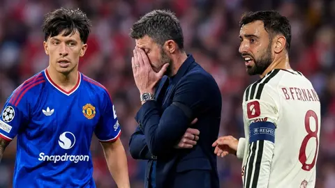 Manchester United kadrosu ve teknik direktör Michael Carrick maç sırasında saha kenarında