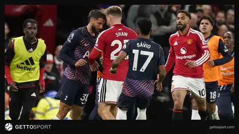Old Trafford'da Manchester United ile Tottenham oyuncuları maç anında