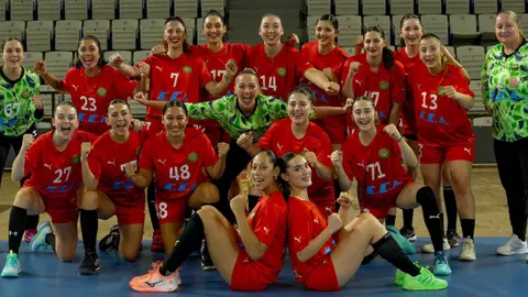 Manisa Büyükşehir Belediyespor kadın hentbol takımı saha kutlama