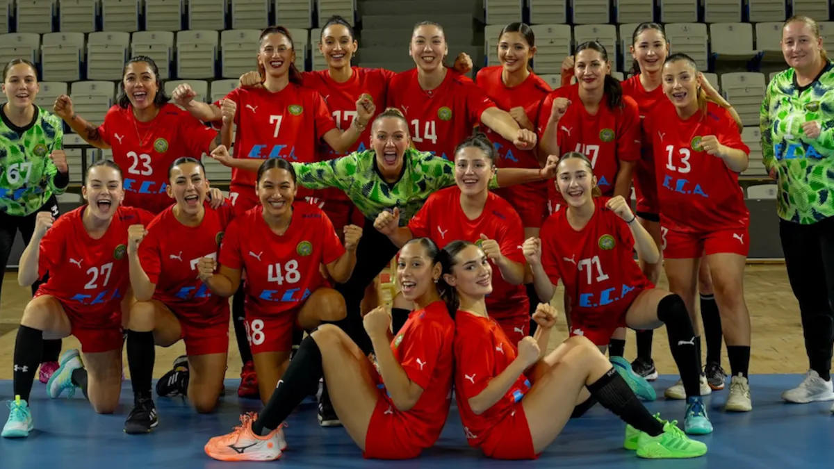 Manisa Büyükşehir Belediyespor kadın hentbol takımı saha kutlama