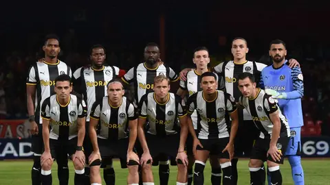 Manisa FK futbolcuları sahada maç öncesi hazırlık yapıyor