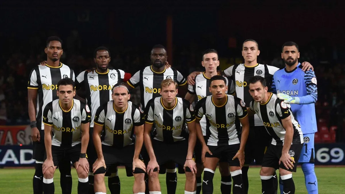 Manisa FK futbolcuları sahada maç öncesi hazırlık yapıyor