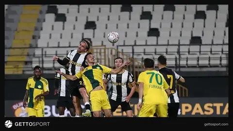 Manisa FK ve Esenler Erokspor oyuncuları maçta penaltı öncesi pozisyon