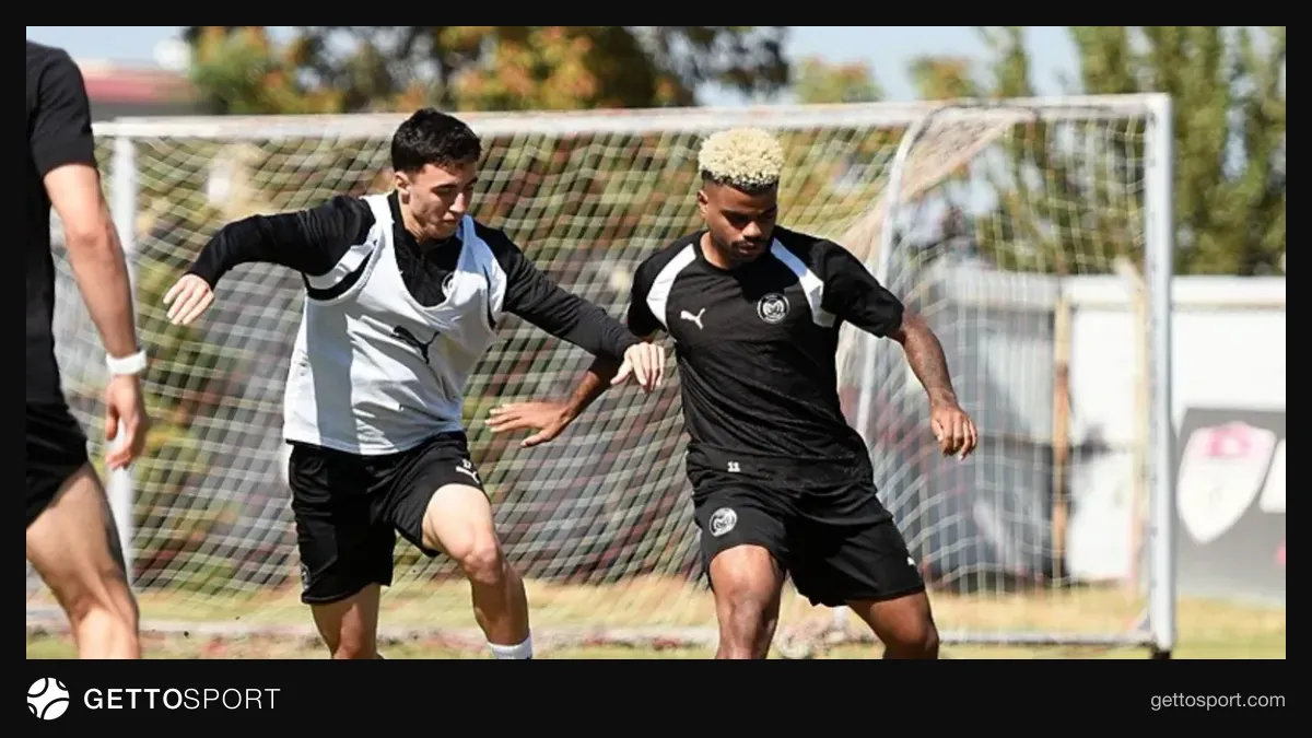 Manisa FK futbolcuları antrenmanda ısınma ve top kapma çalışması yaparken