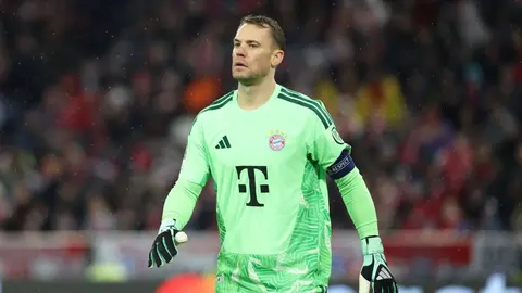 Manuel Neuer antrenmanda veya sakatlık sonrası dinlenirken görüntüsü