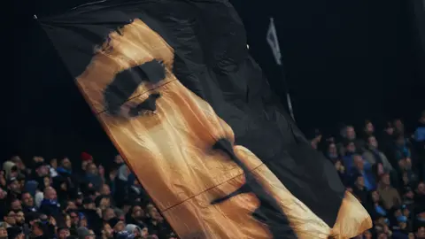 Diego Maradona anma töreninde taraftarlar ve fotoğraflar