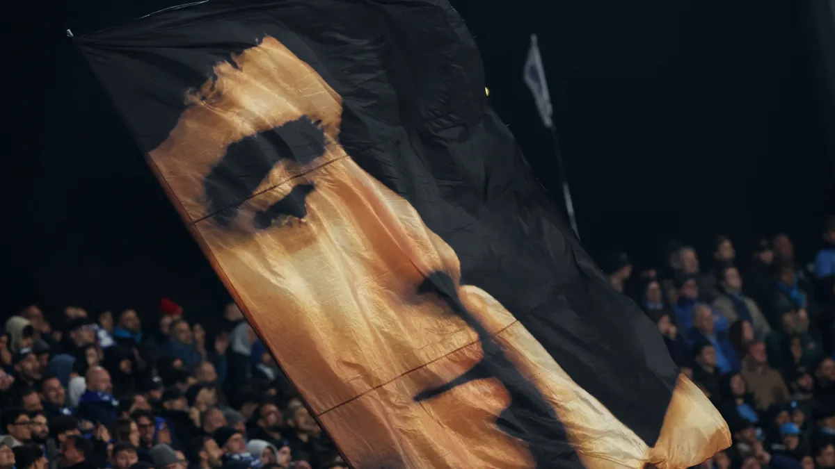 Diego Maradona anma töreninde taraftarlar ve fotoğraflar