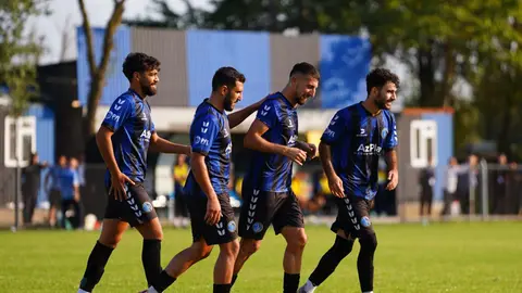 Marafon komandasının oyunçuları kubok matçı zamanı sevinir