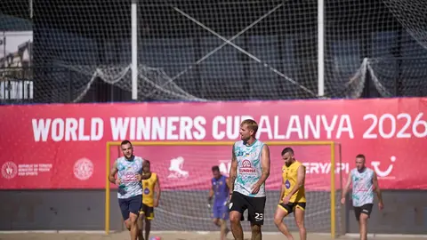 Marafon çimərlik futbolu komandası oyun zamanı Alanya