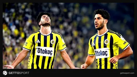 Marco Asensio bandajlı dizini tutarken kulüp doktorlarıyla konuşuyor