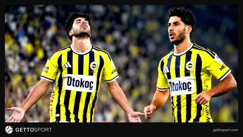 Fenerbahçe formasıyla Marco Asensio, top süren pozisyonda
