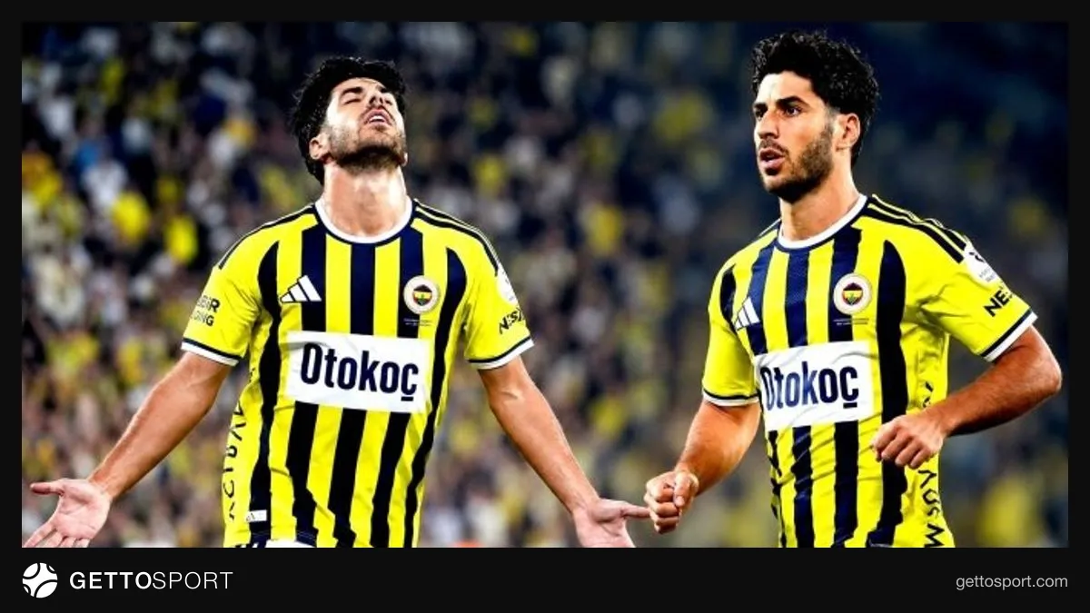 Fenerbahçe formasıyla Marco Asensio, top süren pozisyonda