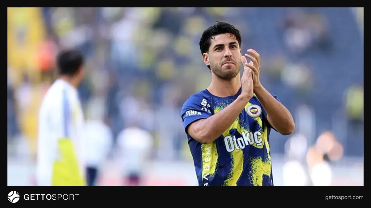 Fenerbahçe formasıyla Marco Asensio sahada yürürken