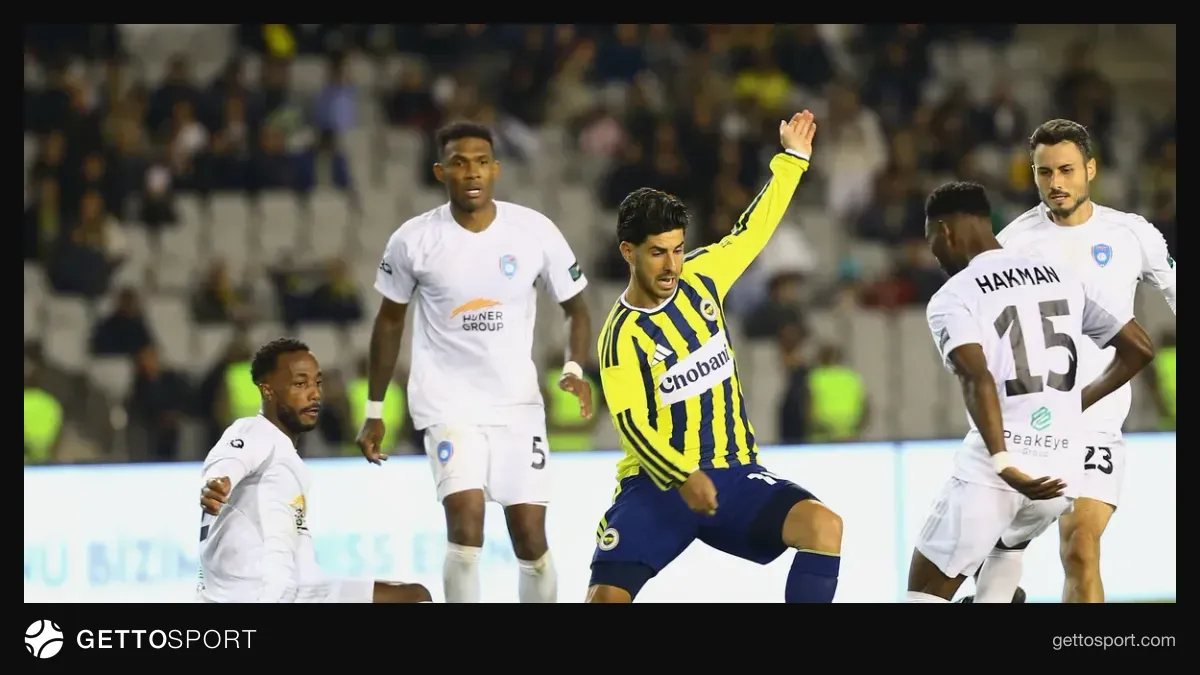 Fenerbahçe formasıyla Marco Asensio saha kenarında tedavi oluyor