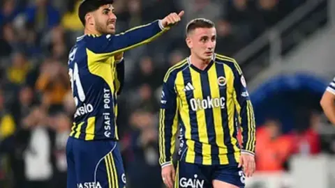 Marco Asensio dizinden ameliyat olmuş şekilde hastane veya kulüp yetkilileriyle görüntü