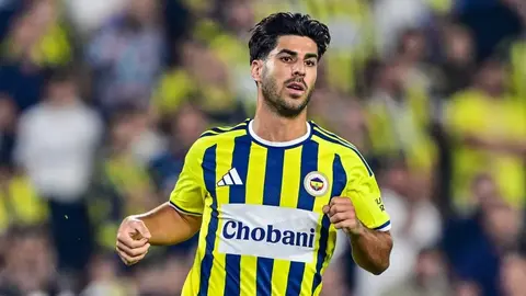 Marco Asensio Fenerbahçe formasıyla sahada yürürken